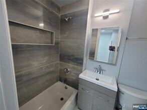27 Russell Ave, Unit 1 in Edgewater, NJ - Building Photo - Building Photo