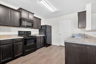 308 Yearwood Ln in Jarrell, TX - Building Photo - Building Photo