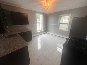 22 Linden St, Unit 2 in Somerville, MA - Building Photo - Building Photo