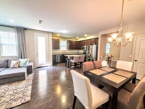1754 Ragtime Wy in Oceanside, CA - Foto de edificio - Building Photo