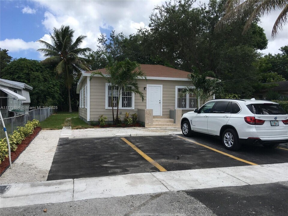 32 NE 169th St in North Miami Beach, FL - Building Photo