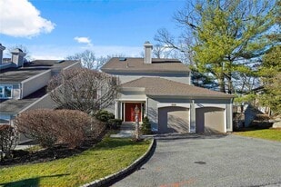 208 Boulder Ridge Rd in Scarsdale, NY - Building Photo