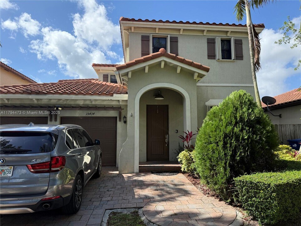 15434 SW 175th St in Miami, FL - Building Photo