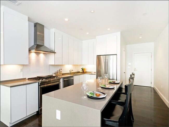 2 W Sixth St in Boston, MA - Building Photo - Building Photo