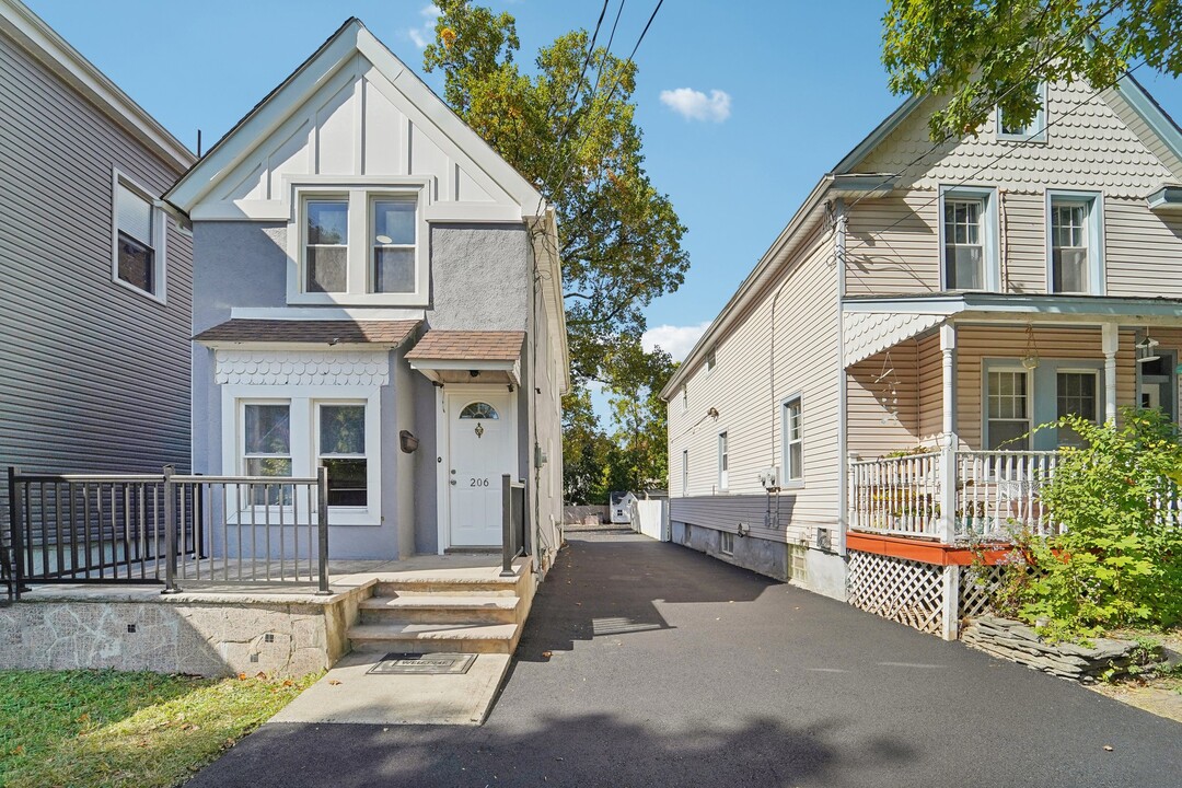 206 Forest St in Montclair, NJ - Building Photo