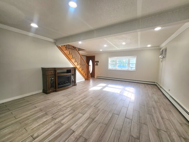 99 Saddle Ln in Levittown, NY - Building Photo - Building Photo