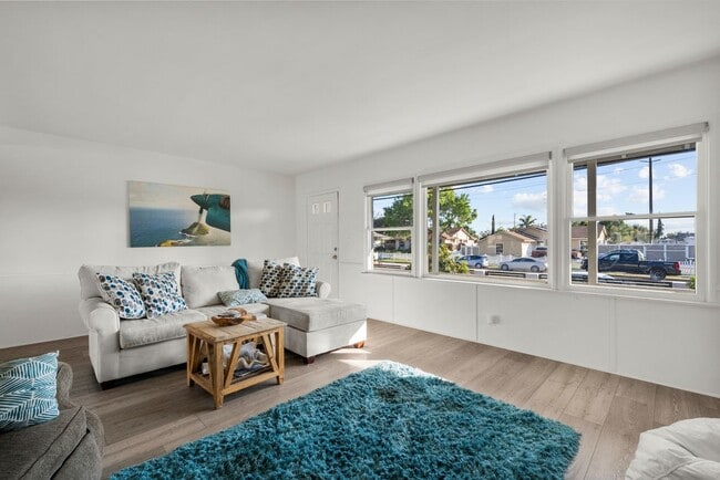 14673 Chatsworth St in Los Angeles, CA - Foto de edificio - Building Photo