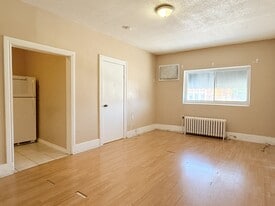 1441 Wyandotte St E in Windsor, ON - Building Photo