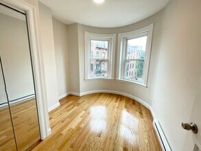 7 Warwick St, Unit 3 in Boston, MA - Foto de edificio - Building Photo