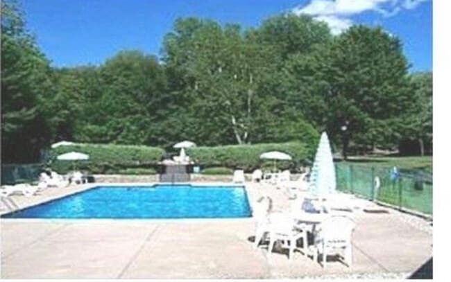 38 Rambling Brook Ln in Glastonbury, CT - Building Photo - Building Photo