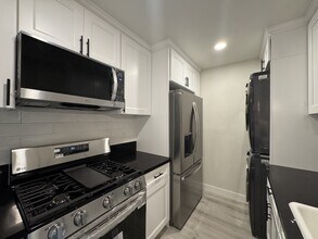 3219 Colorado Ave, Unit 1 in Santa Monica, CA - Foto de edificio - Building Photo