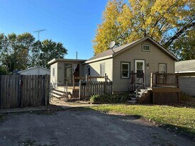 2351 Ashland St in Oshkosh, WI - Building Photo