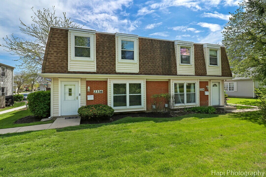 2336 Old Kings Ct in Schaumburg, IL - Building Photo