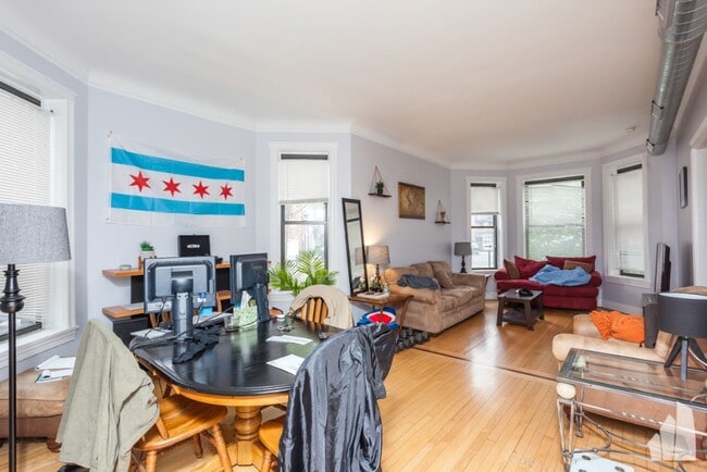 property at 1014 W Roscoe St