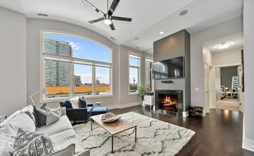 711 W Grand Ave, Unit 503 in Chicago, IL - Building Photo - Building Photo