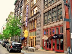 Garment Row Lofts in St. Louis, MO - Foto de edificio - Building Photo