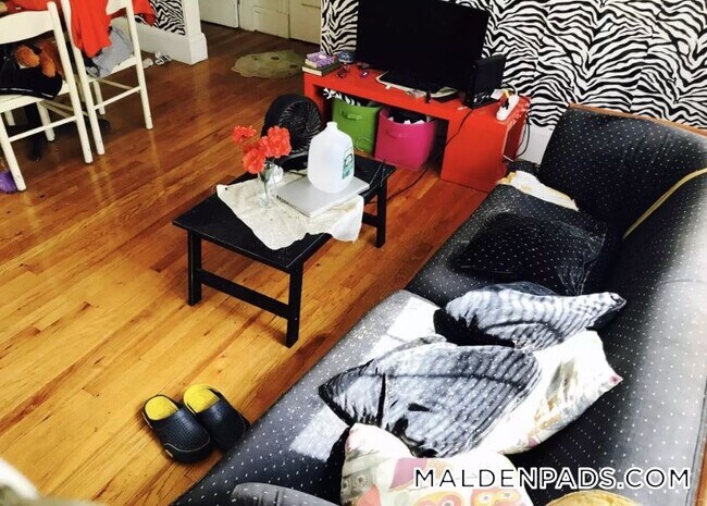 349 Pleasant St, Unit A2-5 in Malden, MA - Foto de edificio - Building Photo