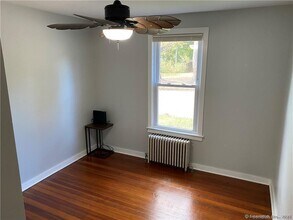 34 Trumbull St in Stonington, CT - Building Photo - Building Photo