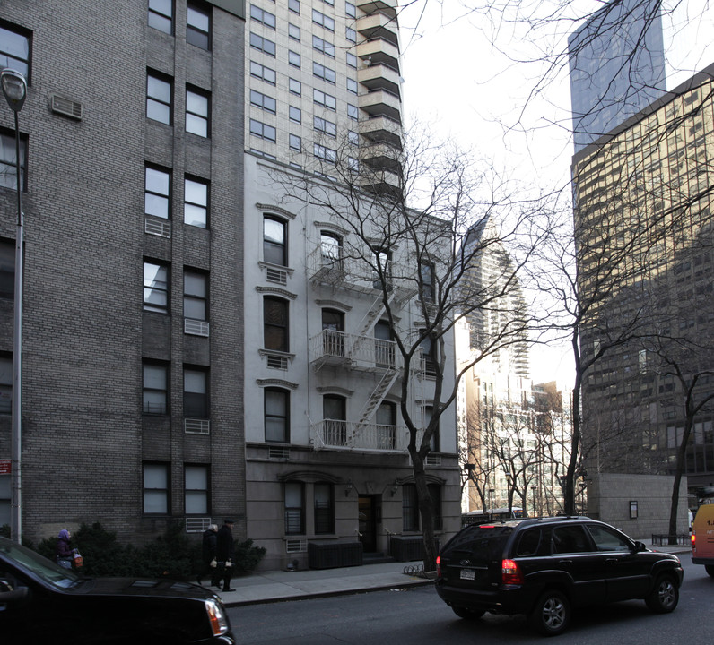 241 E 46th St in New York, NY - Building Photo