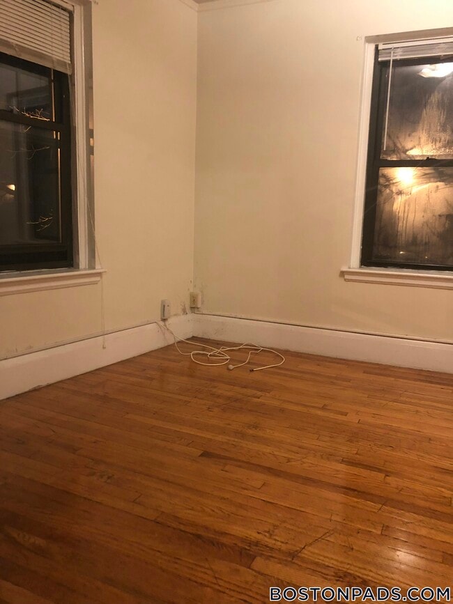 349 Pleasant St, Unit B3-4 in Malden, MA - Foto de edificio - Building Photo