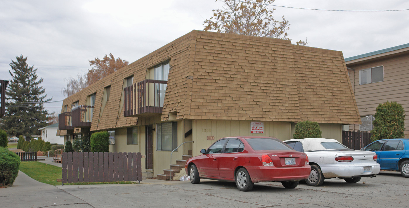 Monarch Manor Apartments in Yakima, WA - Building Photo