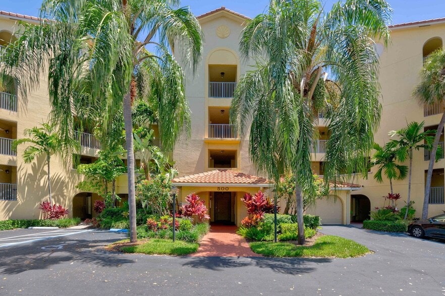 500 Uno Lago Dr, Unit 404 in Juno Beach, FL - Building Photo