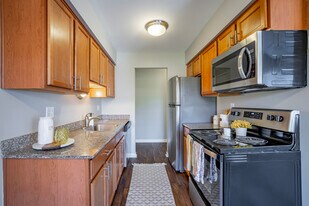 Woodridge Apartments in Livonia, MI - Building Photo