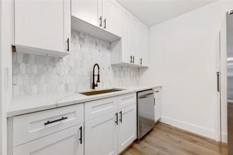 8312 Bowling Green Dr in Austin, TX - Foto de edificio - Building Photo