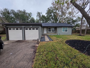 704 S Kansas Ave in League City, TX - Foto de edificio - Building Photo