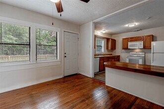 2538 Sycamore Ave in Huntsville, TX - Foto de edificio - Building Photo