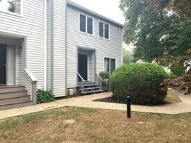 421 Bellevue Ave, Unit 4a in Newport, RI - Building Photo