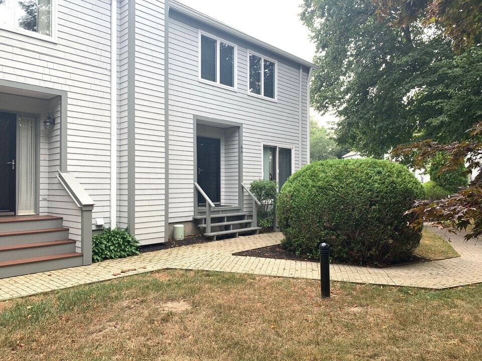 421 Bellevue Ave, Unit 4a in Newport, RI - Building Photo