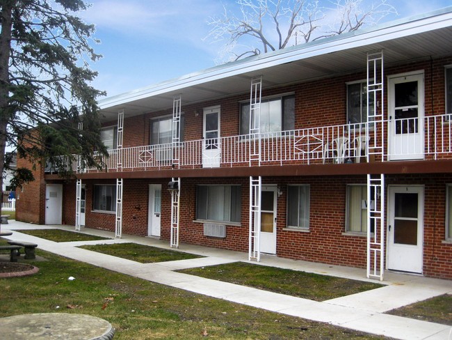 Wood Dale Station Apartments in Wood Dale, IL - Foto de edificio - Building Photo