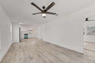 303 W Broad St in Mansfield, TX - Foto de edificio - Building Photo