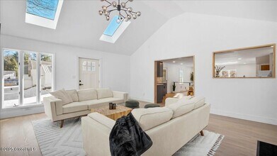 95 Meadowbrook Rd in Saratoga Springs, NY - Foto de edificio - Building Photo