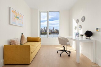 30-55 Vernon Blvd in New York, NY - Foto de edificio - Building Photo