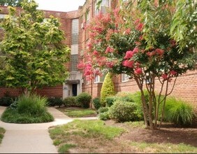Spring Garden Apartments in Silver Spring, MD - Foto de edificio - Building Photo
