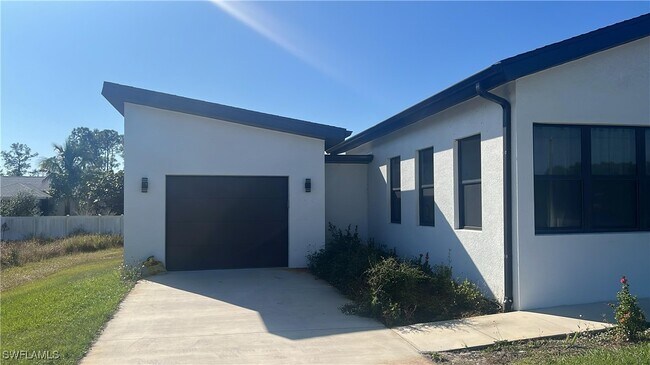 714 Chambers St E in Lehigh Acres, FL - Building Photo - Building Photo