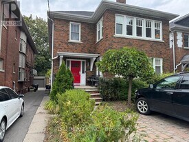 926 Avenue Rd in Toronto, ON - Building Photo