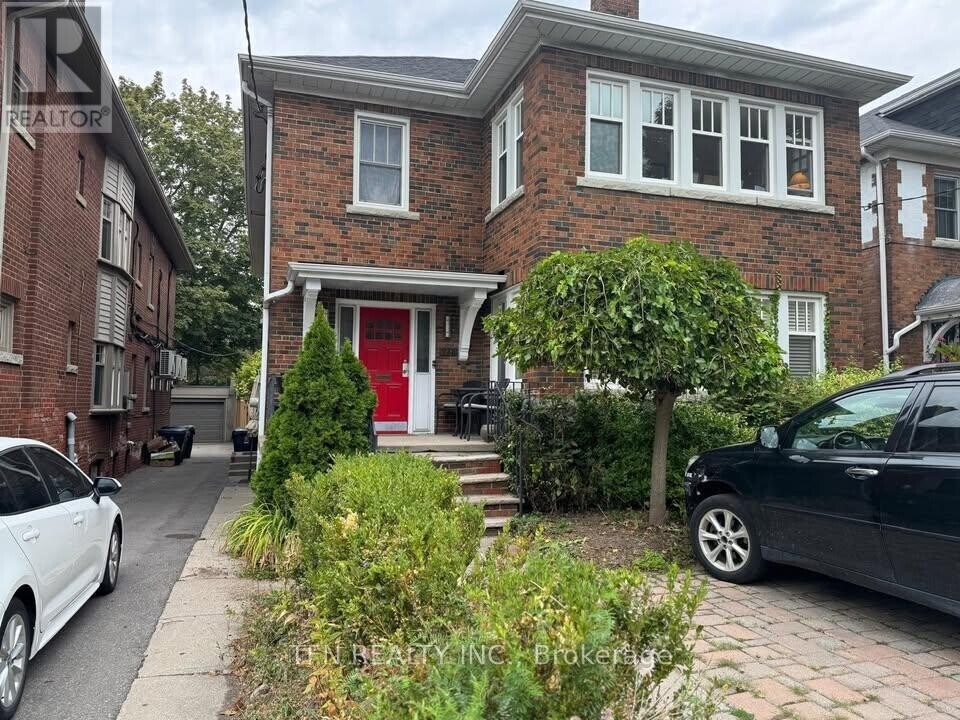 926 Avenue Rd in Toronto, ON - Building Photo