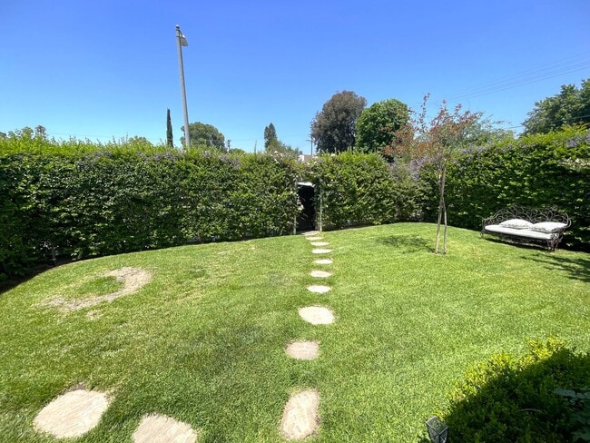6954 Encino Ave in Los Angeles, CA - Building Photo - Building Photo