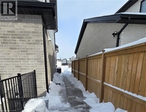 7266 SIlver Creek Cir in London, ON - Building Photo - Building Photo