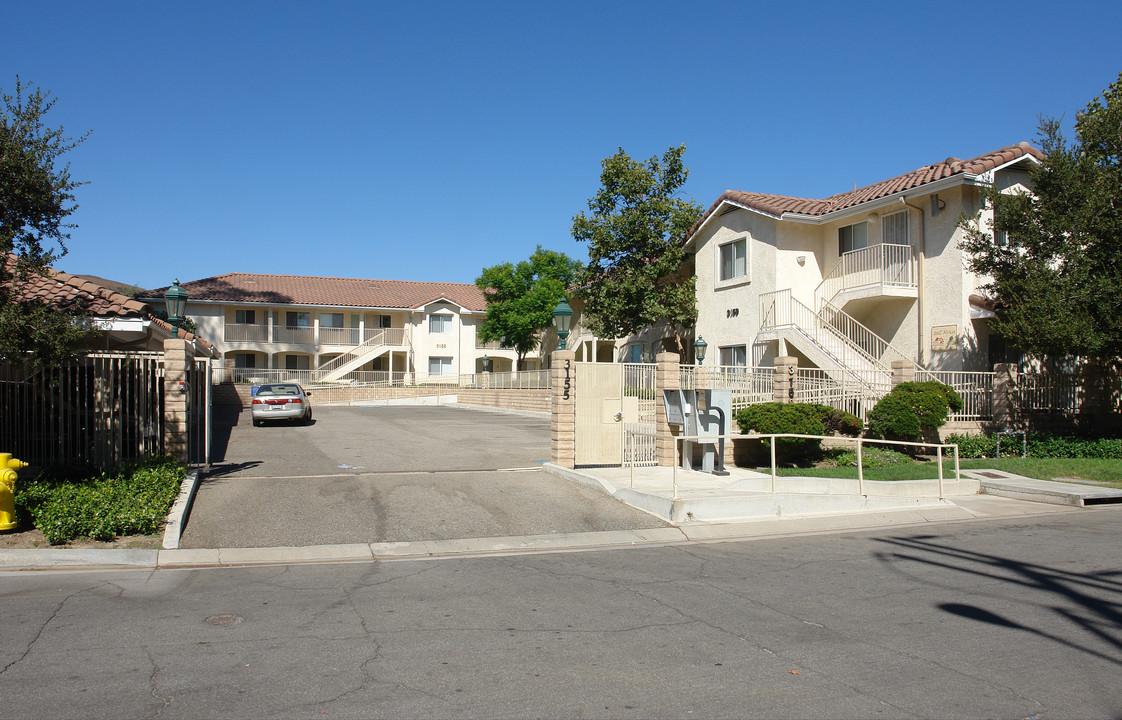 Stoll House in Thousand Oaks, CA - Building Photo