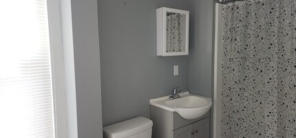 11 Eastman St, Unit 1 bedroom flr 2 in Concord, NH - Building Photo - Building Photo