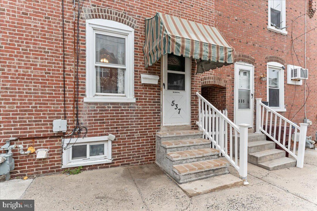 537 Bush St in Bridgeport, PA - Building Photo