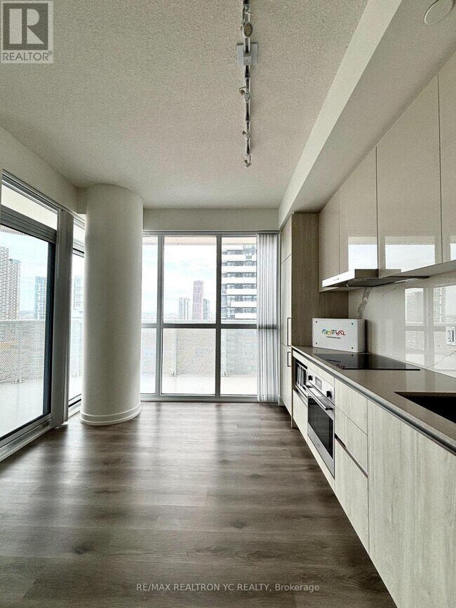 225-2225 Commerce St in Vaughan, ON - Building Photo - Building Photo