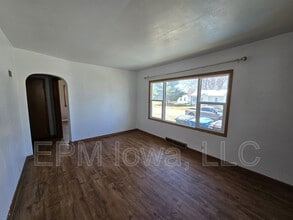 412 Sherman Ave in Waterloo, IA - Building Photo - Building Photo