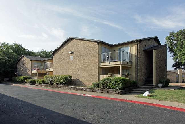 Glenwood and Springhaven on Spring Valley in Addison, TX - Foto de edificio - Building Photo