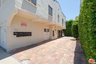 7714 Rosewood Ave in Los Angeles, CA - Building Photo - Building Photo