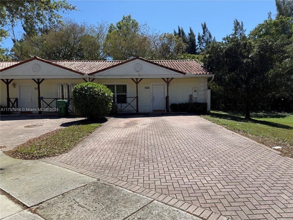 7620 NW 38th Ct in Hollywood, FL - Building Photo